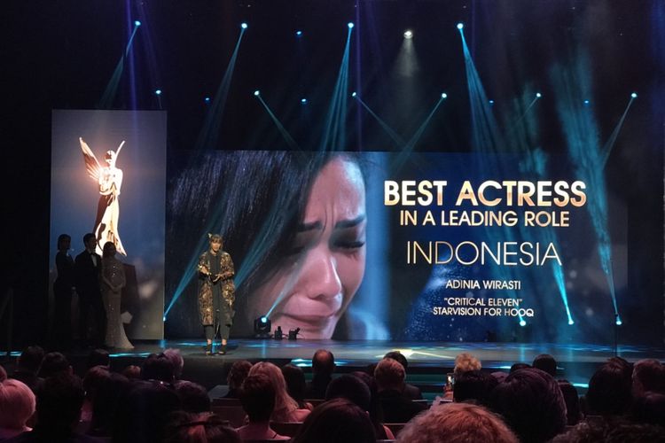 Adinia Wirasti menerima penghargaan sebagai Best Actress untuk aktingnya dalam Critical Eleven di Asian Academy Creative Awards 2018. 