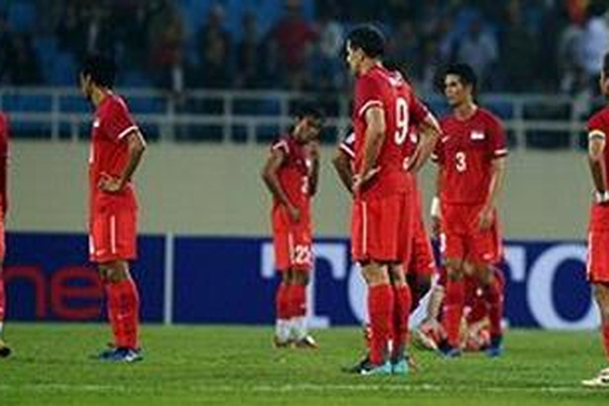 Para pemain Singapura tertunduk lesu setelah kalah dari Vietnam di penyisihan Grup B Piala AFF 2010 dan terpaksa tersingkir.
