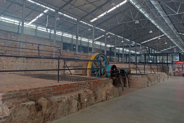 Bekas roda giling yang masih ada di bangunan bekas pabrik gula Banjaratma di rest area Brebes KM260B