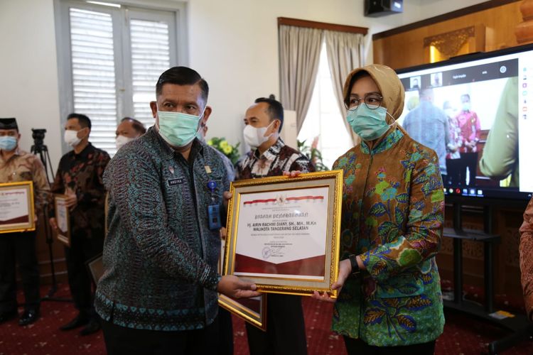 Wali Kota Tangerang Selatan Airin Rachmi Diany saat menerima penghargaan Tangsel sebagai Kota Peduli HAM 2020 untuk Pemkot Tangsel dan dirinya sebagai Wali Kota Peduli HAM dari Kementerian Hukum dan HAM di Pendopo Gubernur Banten, Serang, Senin (14/12/2020). 