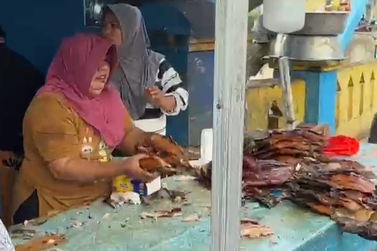 Menolak Ditertibkan, Pedagang Lempar Satpol PP Ternate dengan Ikan Asap