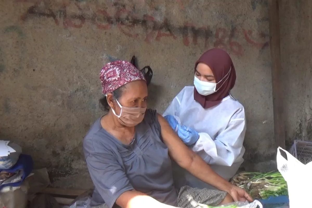 Jajaran Polsek Pancoran mendatangi calon penerima vaksinasi dari kalangan lansia dan penyandang disabilitas di kawasan Pancoran, Jakarta Selatan.