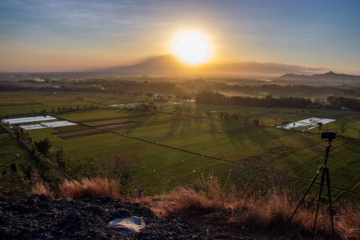 Matahari Terbit Dilihat dari Gunung Pegat Sukoharjo.