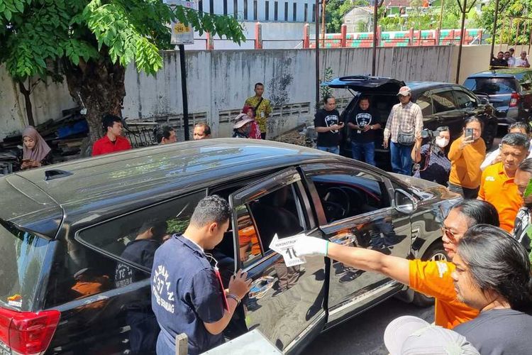 Suasana pra rekontruksi terjadinya perampokan yang berujung pada pembunuhan sopir taksi onlie di Jalan Mugas Dalam, Semarang, Kamis (27/7/2023).