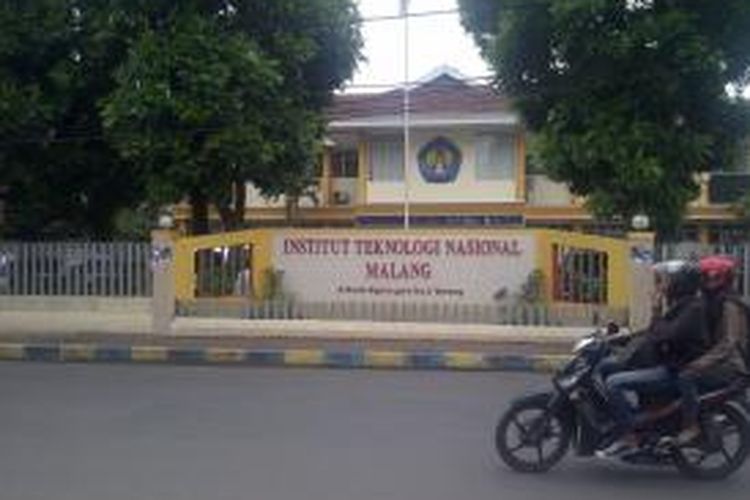 Suasana kampus ITN Malang, Jawa Timur, Rabu (18/12/2013) saat polisi melakukan pemeriksaan kepada 100 panitia Kemah Bakti Desa (KBD) yang menewaskan Fikri.