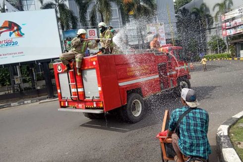 Pemkab Karawang Bagikan 50.000 Masker Via Puskesmas dan Semprot Disinfektan di Jalan Protokol