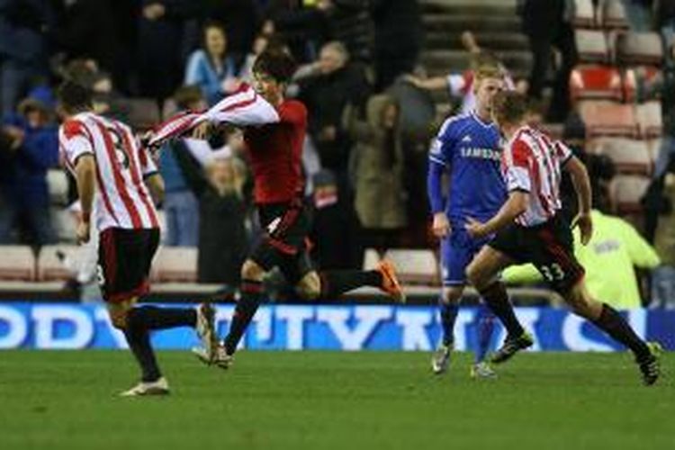 Ki Sung-yong beserta sejumlah pemain Sunderland lainnya, merayakan gol ke gawang Chelsea pada laga babak kelima di Stadion Light, Rabu (18/12/2013) dini hari WIB. Dalam laga tersebut, Sunderland menang 2-1.