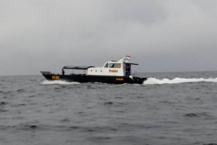 Personel Polairud Polda Maluku memggelar patroli keselamatan di sejumlah peraiaran laut Maluku, Selasa (26/7/2022)