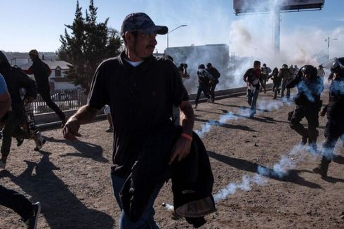 Kerusuhan di Perbatasan AS-Meksiko, Polisi Tembakkan Gas Air Mata