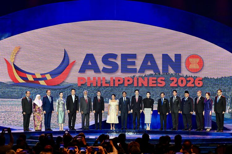 Presiden RI Prabowo Subianto dalam sesi foto bersama pemimpin negara ASEAN di Konferensi Tingkat Tinggi (KTT) ke-48 ASEAN di Cebu, Filipina, Jumat (8/5/2026).