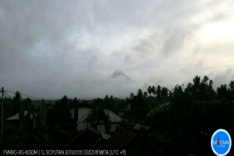 Gunung Soputan pada Rabu (16/01/2019) pukul 05.53 WITA