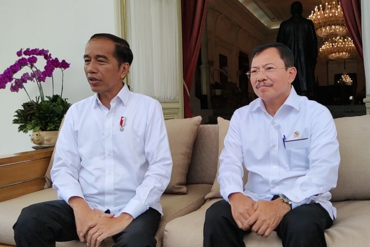 Presiden Joko Widodo bersama Menteri Kesehatan Terawan Agus Putranto mengumumkan kasus pertama positif Corona di Indonesia, di Istana Kepresidenan, Jakarta, Senin (2/3/2020).