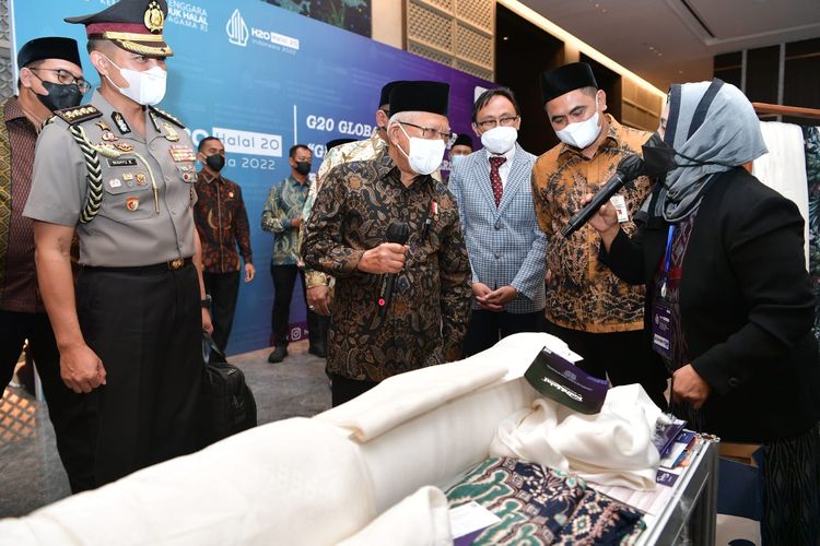 Wakil Presiden Ma'ruf Amin meninjau pameran produk halal setelah menghadiri pembukaan forun Halal 20 di Semarang, Kamis (17/11/2022).