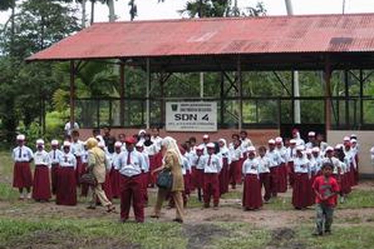 Di satu sisi, pemulihan secara fisik pada kondisi infrastruktur pendidikan di kawasan terkena gempa di wilayah Padang Pariaman, Sumatera Barat, tersebut terkesan lamban. Kepala Dinas Pendidikan Padang Pariaman Syamsul Rizal mengatakan, sebanyak 526 kelas darurat tengah dibangun.