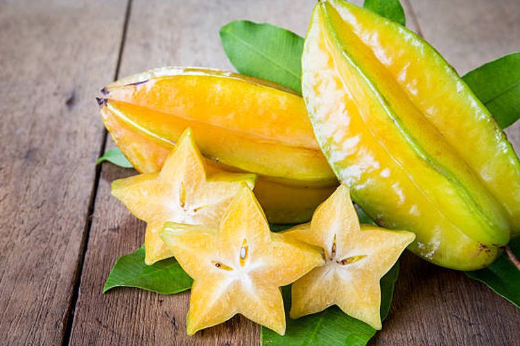 Buah belimbing adalah buah tropis yang mengandung serat dan vitamin C. Ada banyak manfaatnya untuk kesehatan, seperti mencegah peradangan dan menjaga kesehatan jantung. 