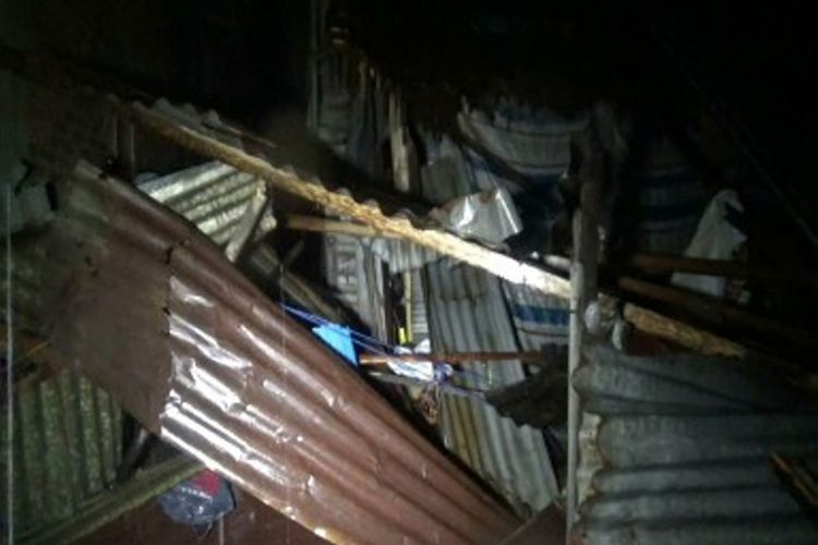 Anging puting beliung menerjang puluhan rumah warga di lingkungan Kalawa, Polewali Mandar, Sulawesi Barat, Minggu (22/10/2017) malam menjelang dinihari. Sejumlah warga terpaksa mengungsi karena rumahnya kebanjiran lantaran atap dan dinding rumah mereka porak-poranda diterjang angin.