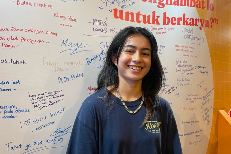 Sintya Marisca tersenyum saat ditemui di Pos Bloc, kawasan Pasar Baru, Jakarta Pusat, Rabu (8/3/2023). 