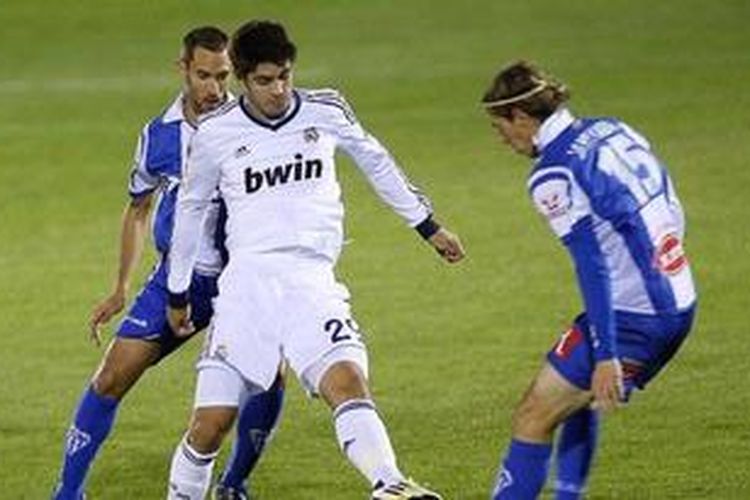 Striker Real Madrid, Alvaro Morata (tengah).