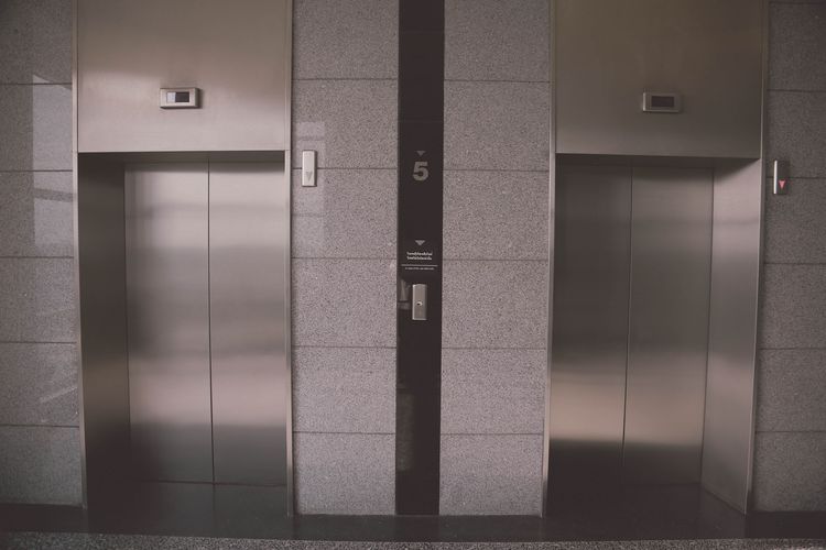 Ilustrasi lift, elevator. 