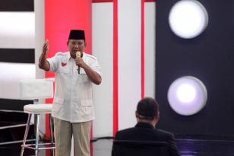 Calon Presiden nomor urut 1 Prabowo Subianto dalam acara Debat Capres 2014 putaran ketiga di Hotel Holiday Inn, Kemayoran, Jakarta, Minggu (22/6/2014). Debat capres kali ini mengangkat tema 'Politik Internasional dan Ketahanan Nasional'.