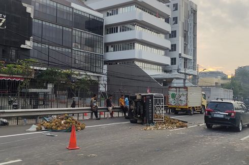 Mobil Bak Terbuka Tabrak Truk di Tol Tangerang Jakbar, Muatan Durian Tumpah di Jalan