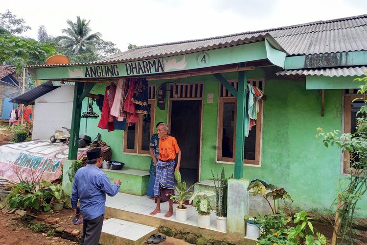 Rumah warga yang dibangun oleh Baginda Jamaludin memiliki ciri khas, yakni bertuliskan Angling Dharma di bagian atasnya.