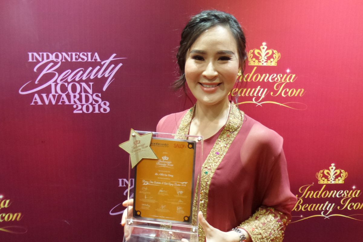 Dokter estetika sekaligus pendiri Jakarta Aesthethic Clinic (JAC) Olivia Ong ketika menerima penghargaan penghargaan Rising Star Aesthetic & Anti Ageing Doctor Indonesian Beauty Icon Awards 2018 di Jakarta Convention Center, Kamis (11/10/2018).