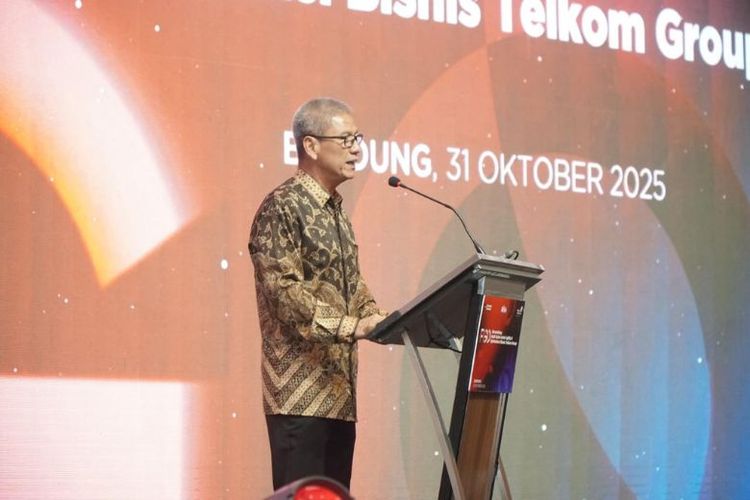Direktur Legal & Compliance Telkom Andy Kelana saat memberikan paparan pada acara ?Forum Group Discussion: Streamlining Anak Usaha untuk Agility & Optimalisasi Bisnis Telkom? pada Jumat (31/10/2025) di Bandung. 