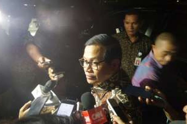 Sekretaris Kabinet Jokowi-JK Pramono Anung menegaskan bahwa upaya pembebasan 10 Warga Negara Indonesia yang disandera oleh kelompok Abu Sayyaf dilakukan dengan menggunakan metode diplomasi total. Hal itu dia utarakan usai bertemu dengan Menko Polhukam Luhut Pandjaitan, Senin malam (2/5/2016).