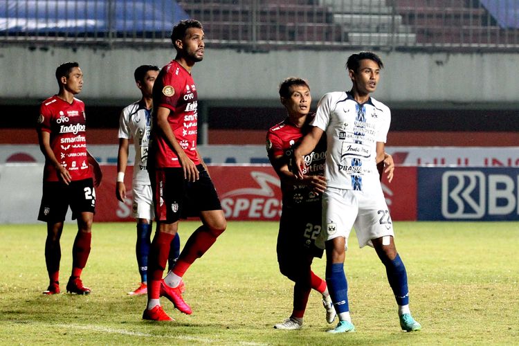 Pemain Bali United Willian Pacheco dan Dias Angga menjaga pemain PSIS Semarang Hari Nur Yulianto pada pertandingan pekan 10 Liga 1 2021-2022 yang berakhir dengan skor 0-0 di Stadion Maguwoharjo Sleman, Minggu (31/10/2021) malam.