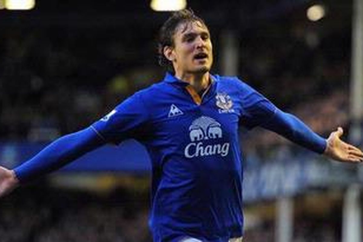 Penyerang Everton, Nikica Jelavic, merayakan golnya ke gawang Tottenham Hotspur, pada laga Premier League, di Goodison Park, Sabtu (10/3/2012).