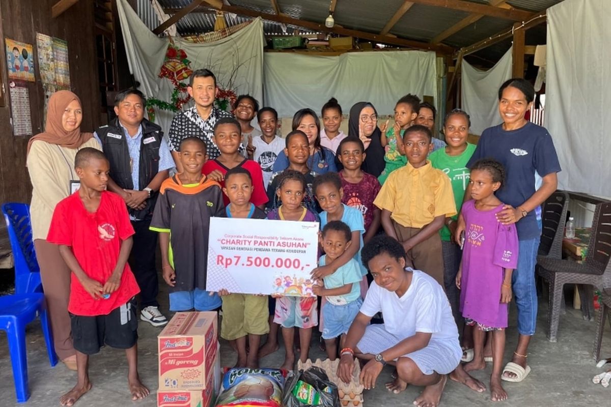 Penyerahan bantuan Telkom Akses kepada panti asuhan Yayasan Generasi Pembawa Terang Kehidupan, beberapa waktu yang lalu. 