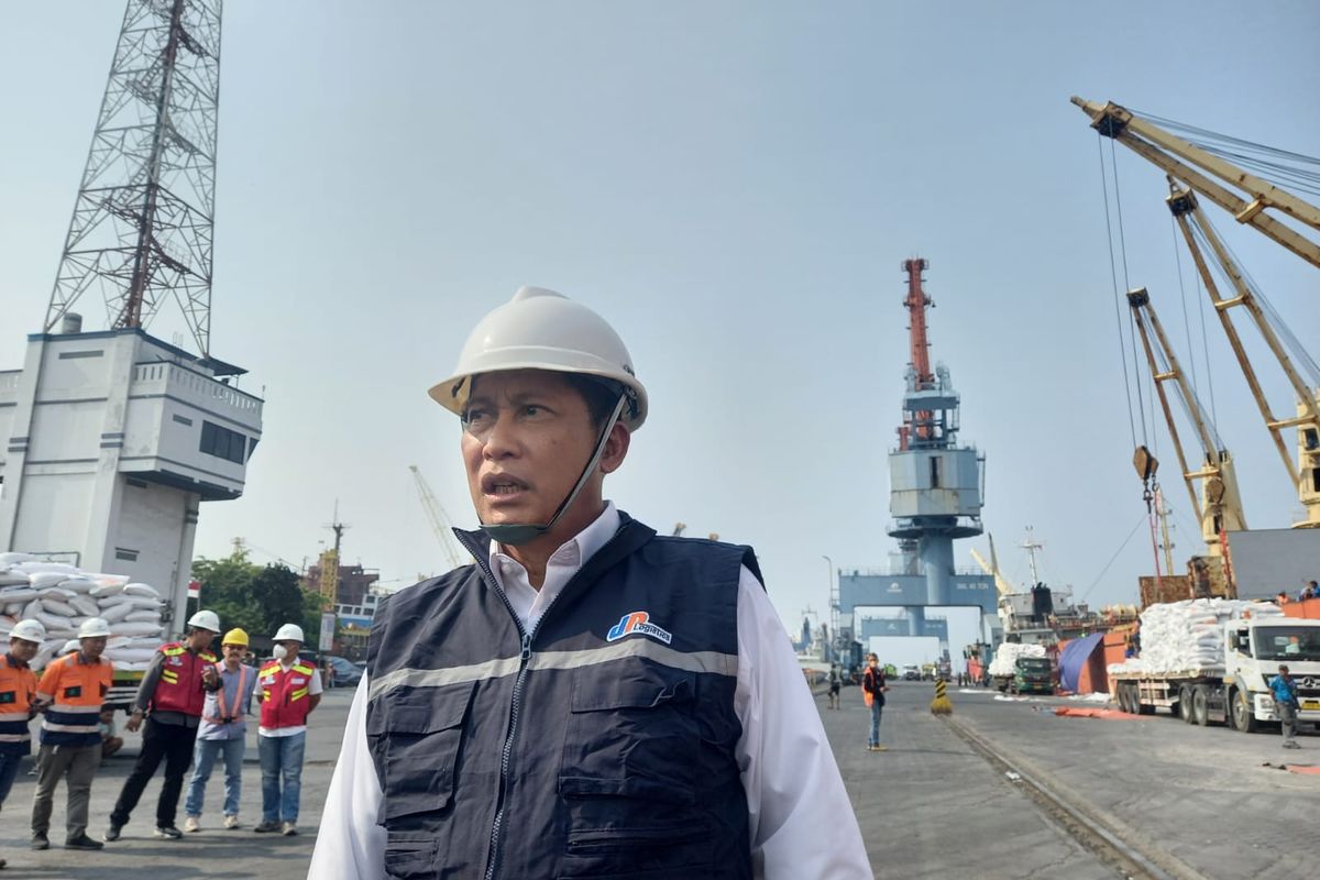 Direktur Utama Perum Bulog Budi Waseso alias Buwas di Pelabuhan Tanjung Priok, Jakarta Utara, Kamis (12/10/2023).