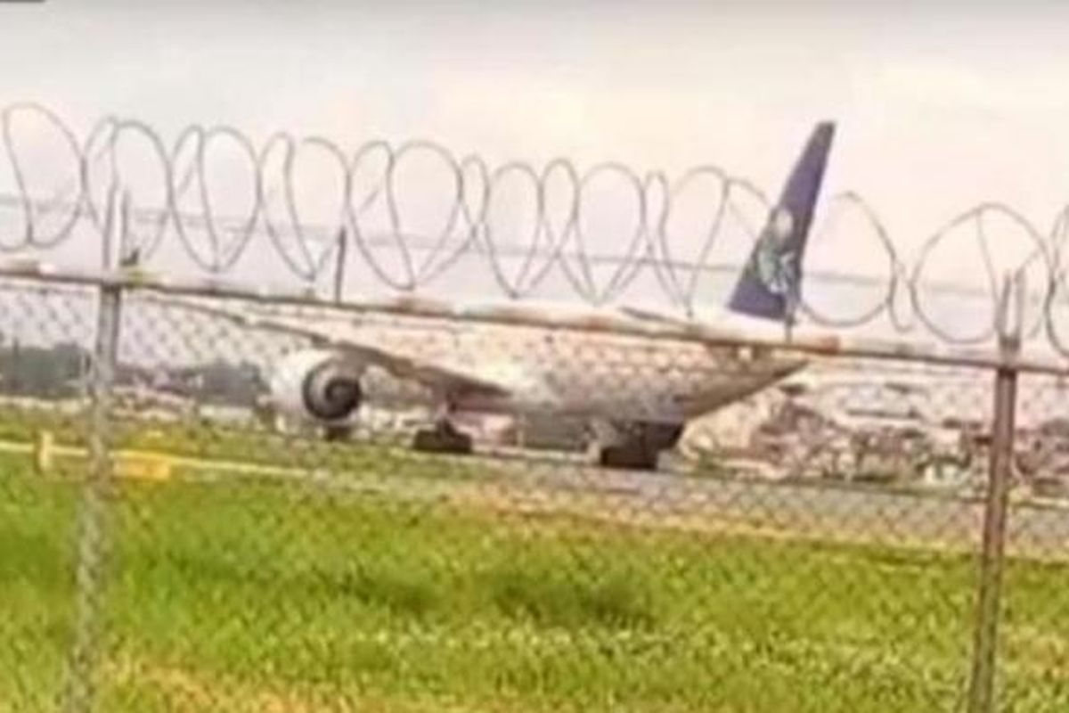 Pesawat milik Saudia Airlines berada di salah satu sudut bandara Ninoy Aquino, Manila setelah diduga menjadi korban pembajakan.