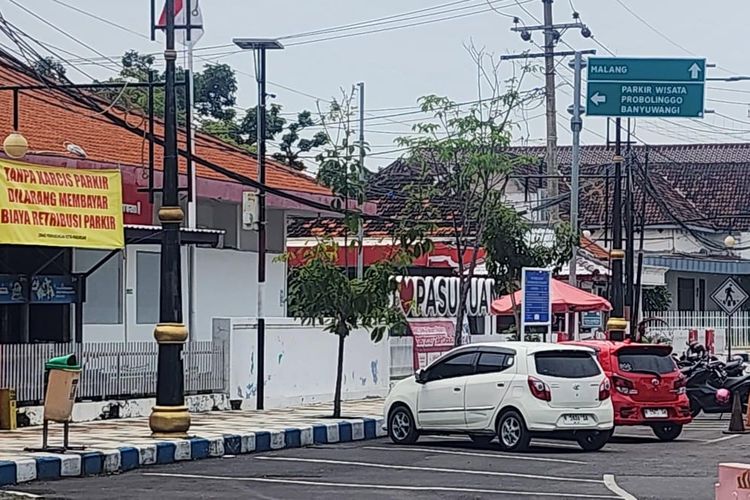Dishub Kota Pasuruan memasang spanduk imbauan agar warga jika parkir untuk meminta karcis guna menekan kebocoran pendapatan dari retribusi parkir, Rabu (3/12/2025). 