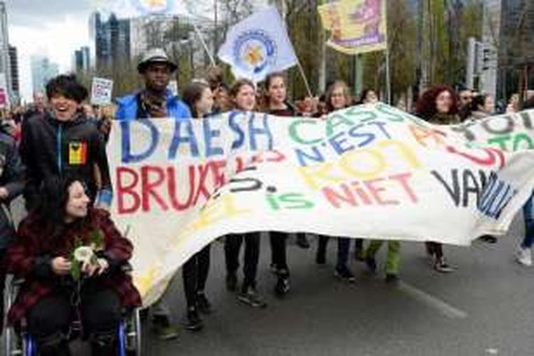 Pawai 7.000 orang mengencam aksi teror di Brussels, Belgia, Minggu (17/4/2016).