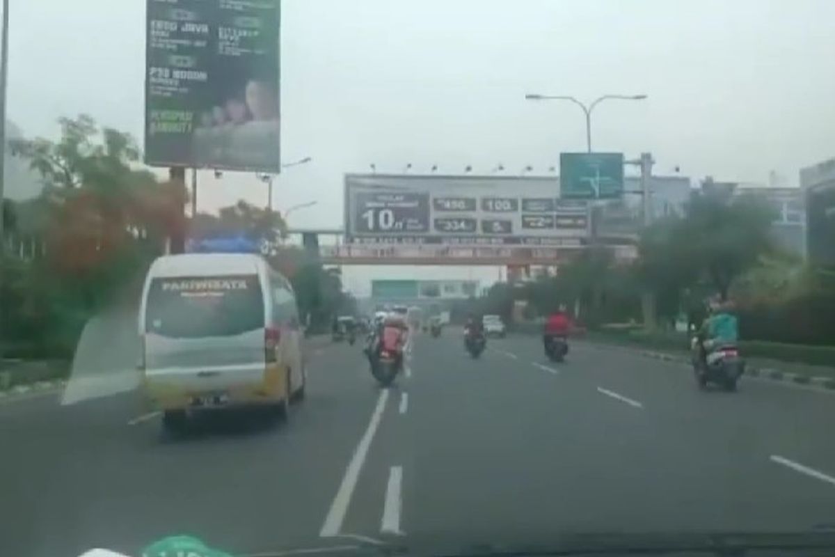 Video viral memperlihatkan dua petugas Dinas Perhubungan (Dishub) menggunakan motor mengejar mobil travel yang melaju ugal-ugalan di Kota Bekasi.