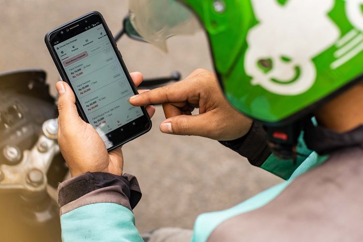 Ilustrasi cara daftar Gojek online melalui handphone.