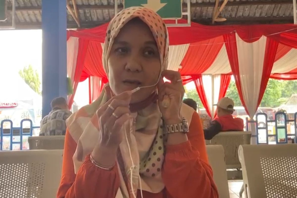 Rini (37), pemudik yang baru berangkat ke kampung halaman beberapa hari setelah Lebaran, Terminal Kampung Rambutan, Ciracas, Jakarta Timur, Rabu (26/4/2023).