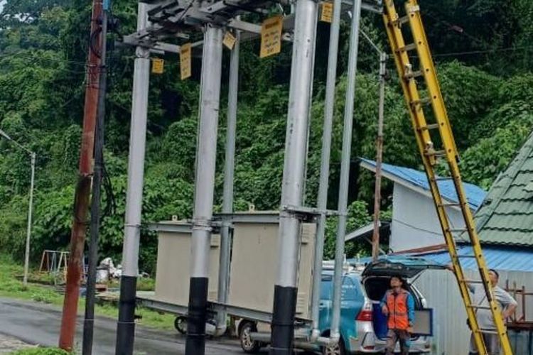 Petugas PLN tengah memperbaiki salah satu gardu listrik yang rusak akibat bencana banjir dan longsor di Kota Jayapura, Papua, Jumat (7/1/2022)