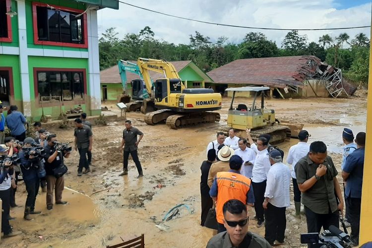 Presiden Joko Widodo (Jokowi) kunjungi lokasi banjir bandang Lebak, Banten, pada Selasa (7/1/2020). Jokowi langsung menuju salah satu pondok pesantren di Lebak yang terdampak banjir bandang. 