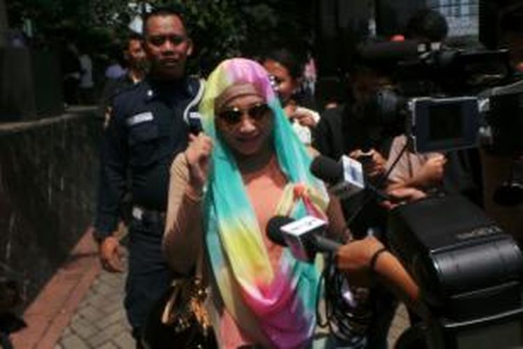 Istri terdakwa kasus dugaan korupsi impor daging sapi Ahmad Fathanah yakni Sefti Sanustika merayakan Hari Raya Idul Fitri bersama suaminya di Gedung KPK, Jakarta, Kamis (8/8/2013).