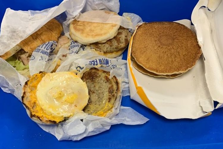 2 McMuffin dan Egg Croissant yang disita dari pelancong dari Bali di Australia