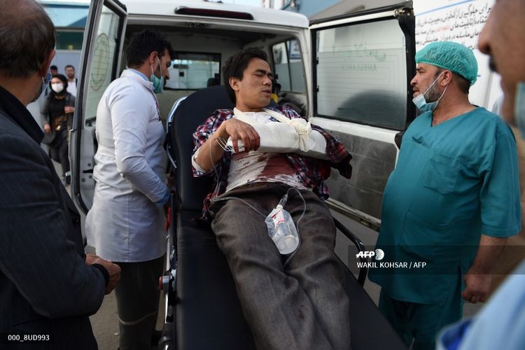 Seorang pria dibawa oleh ambulans dalam kondisi terluka menyusul serangan yang terjadi di Universitas Kabul, Afghanistan, pada 2 November 2020.