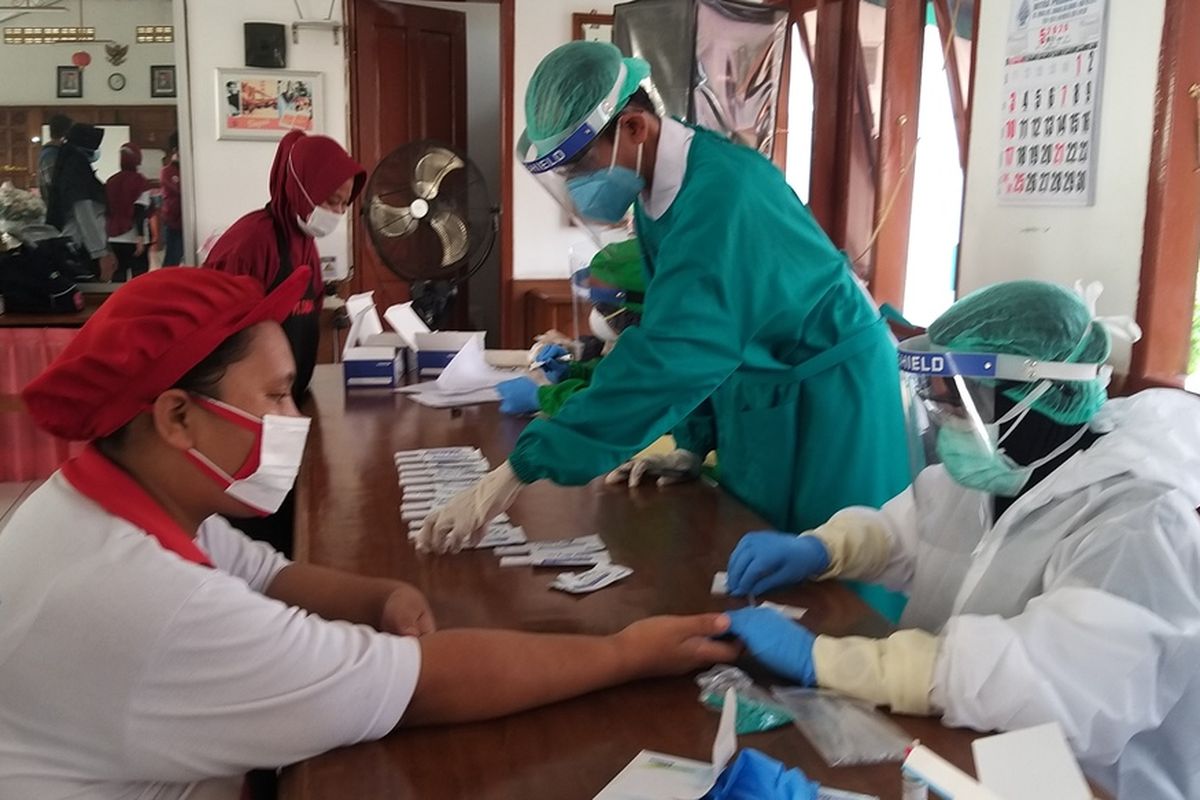 RAPID TEST-Sebanyak 100 karyawan PT Digjaya Mulia Abadi (mitra PT HM Sampoerna) Madiun menjalani rapid test menyusul makin banyaknya pegawai PT HM Sampoerna di Surabaya yang dinyatakan positif Covid-19.