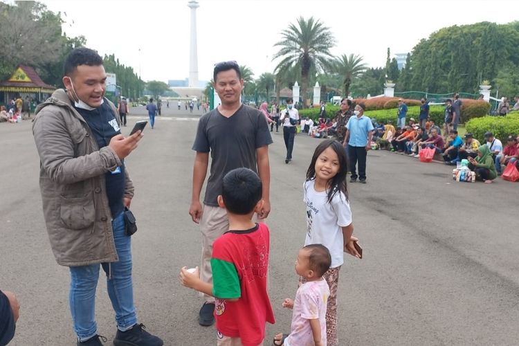 Salah satu warga, Aji (38) rela datang ke kawasan Istana Merdeka, Jakarta, Rabu (5/10/2022), untuk melihat alutsista atau kendaraan tempur TNI. Pameran itu merupakan rangkaian HUT ke-77 TNI