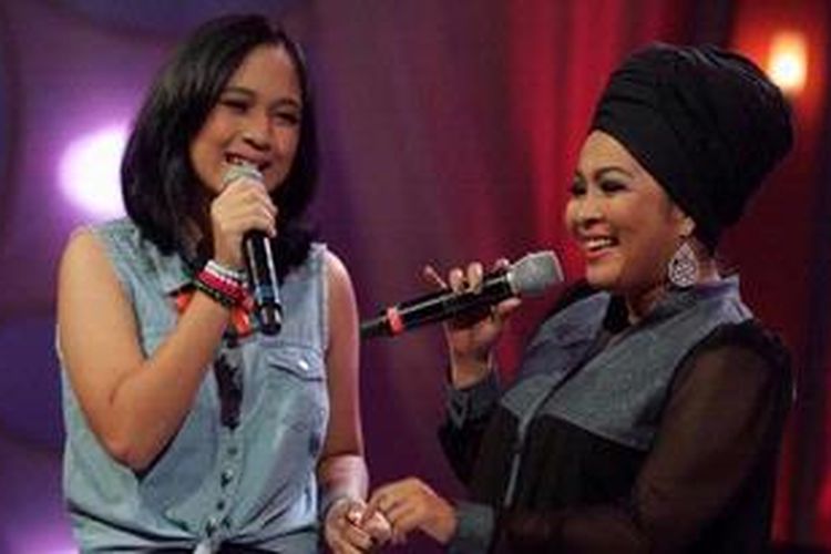 Vokalis Rieka Roeslan (kanan) berduet dengan Noni dalam shooting program musik KompasTV Di Atas Rata-Rata Jammin with Star di Studio Orange, KompasTV, Palmerah, Jakarta Pusat, Kamis (28/3/2013). Kali ini anak-anak Di Atas Rata-Rata memiliki kesempatan untuk tampil bareng para artis musik terkenal.