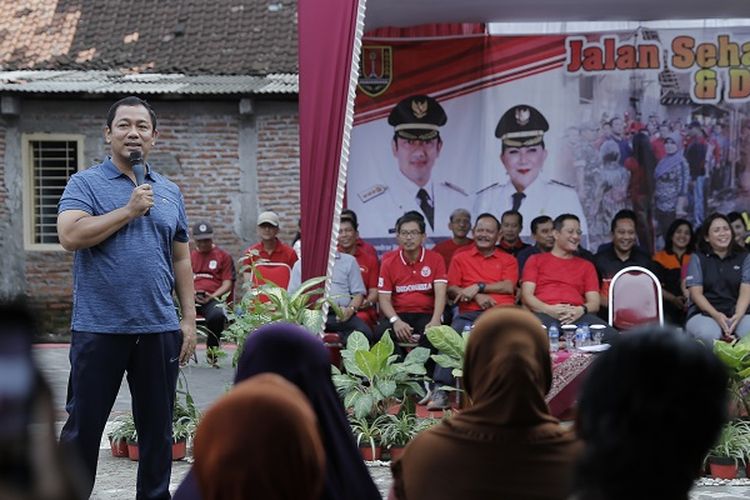 Wali Kota Semarang Hendrar Prihadi melakukan jalan sehat dan dialog dengan warga di wilayah Tlogomulyo, Pedurungan, Kota Semarang, Minggu (20/1/2018). 