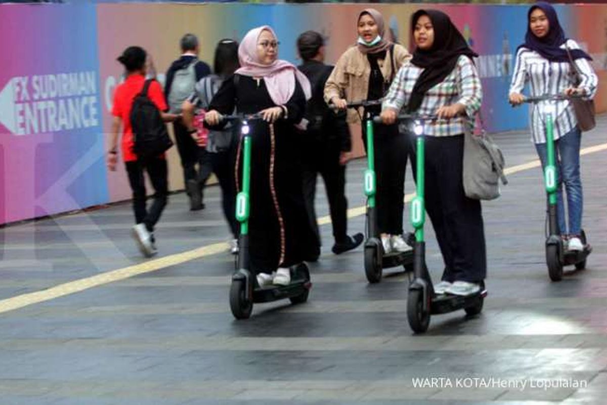 Para pengguna skuter listrik di kawasan GBK Senayan