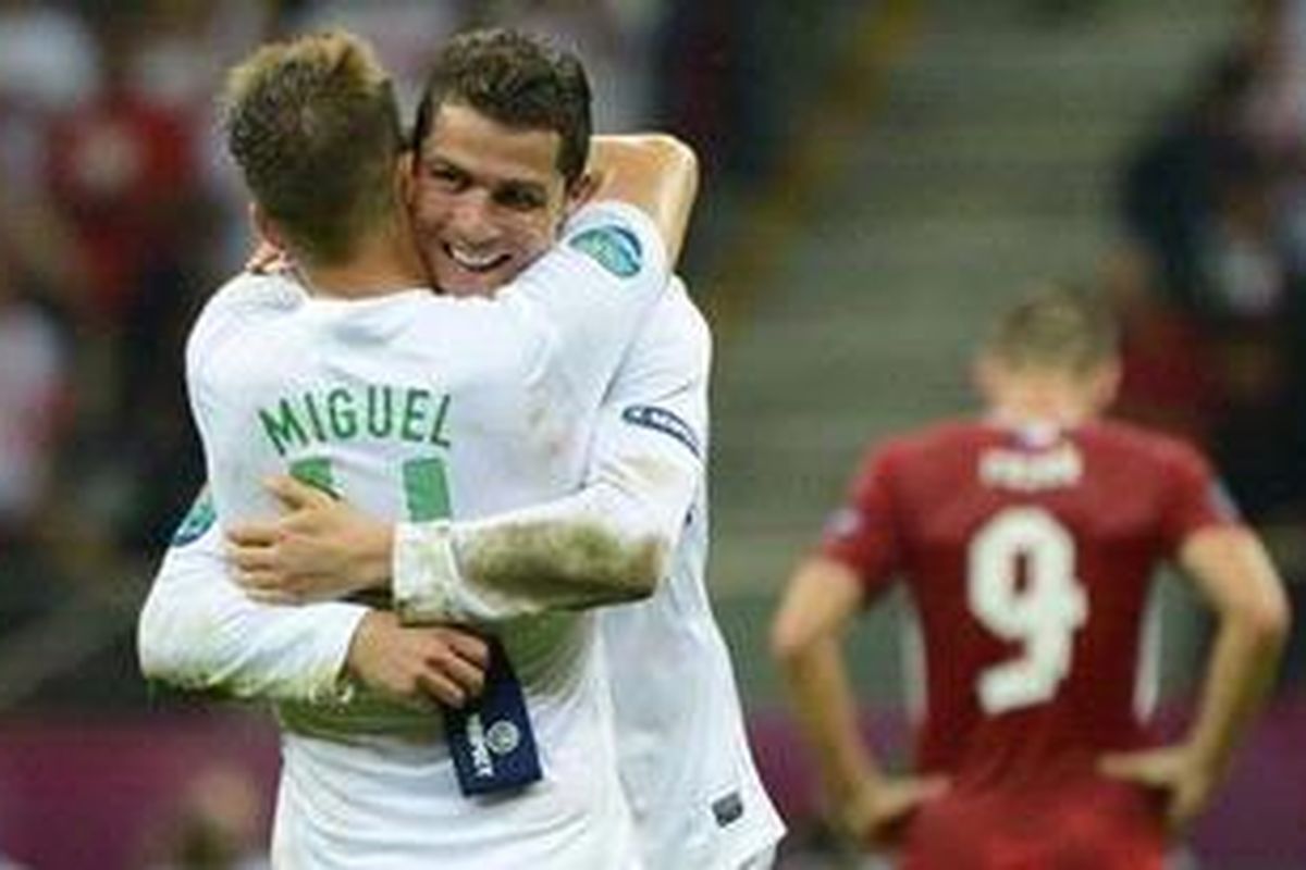 Bomber Portugal, Cristiano Ronaldo (kanan), bersama gelandang Miguel Veloso merayakan kemenangan timnya atas Republik Ceko di perempat final Euro 2012 di Stadion Nasional, Warsawa, Kamis (21/6/2012). Berkat gol tunggal Ronaldo, Portugal melangkah ke semifinal. 
